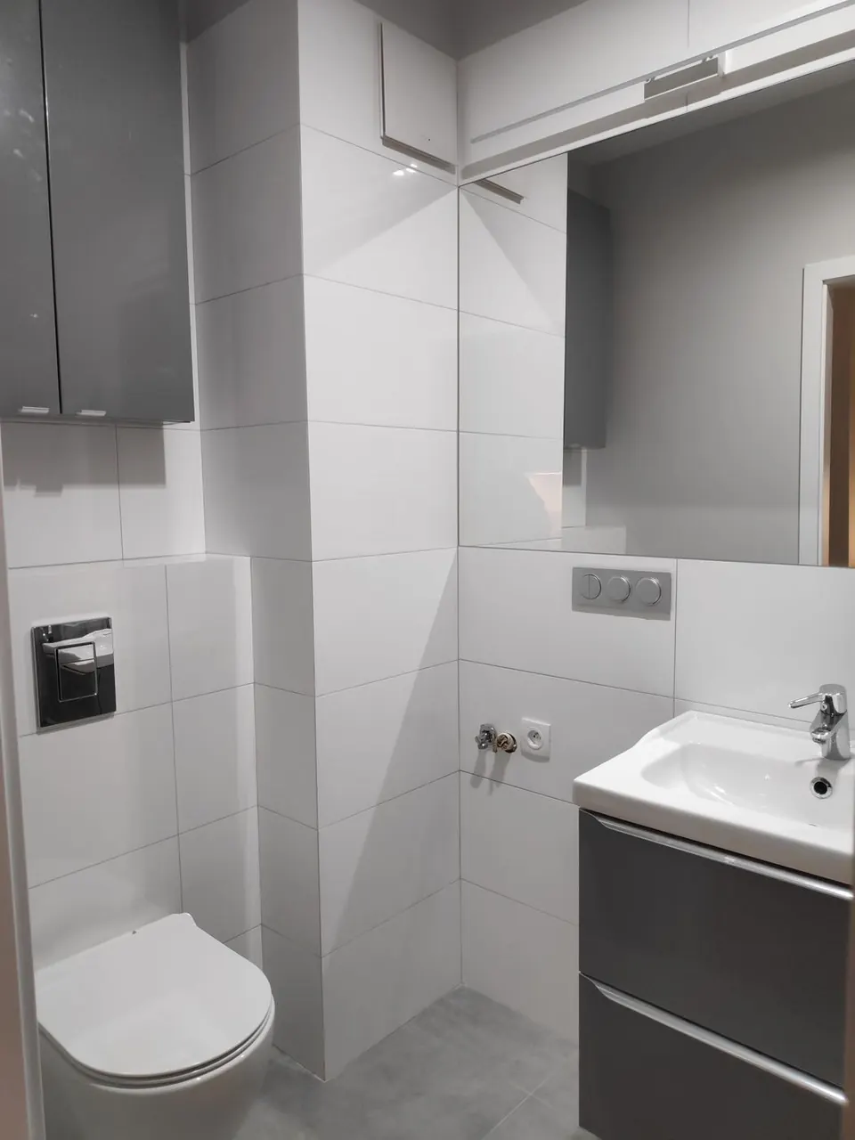 Łazienka z umywalką i WC podwieszanym