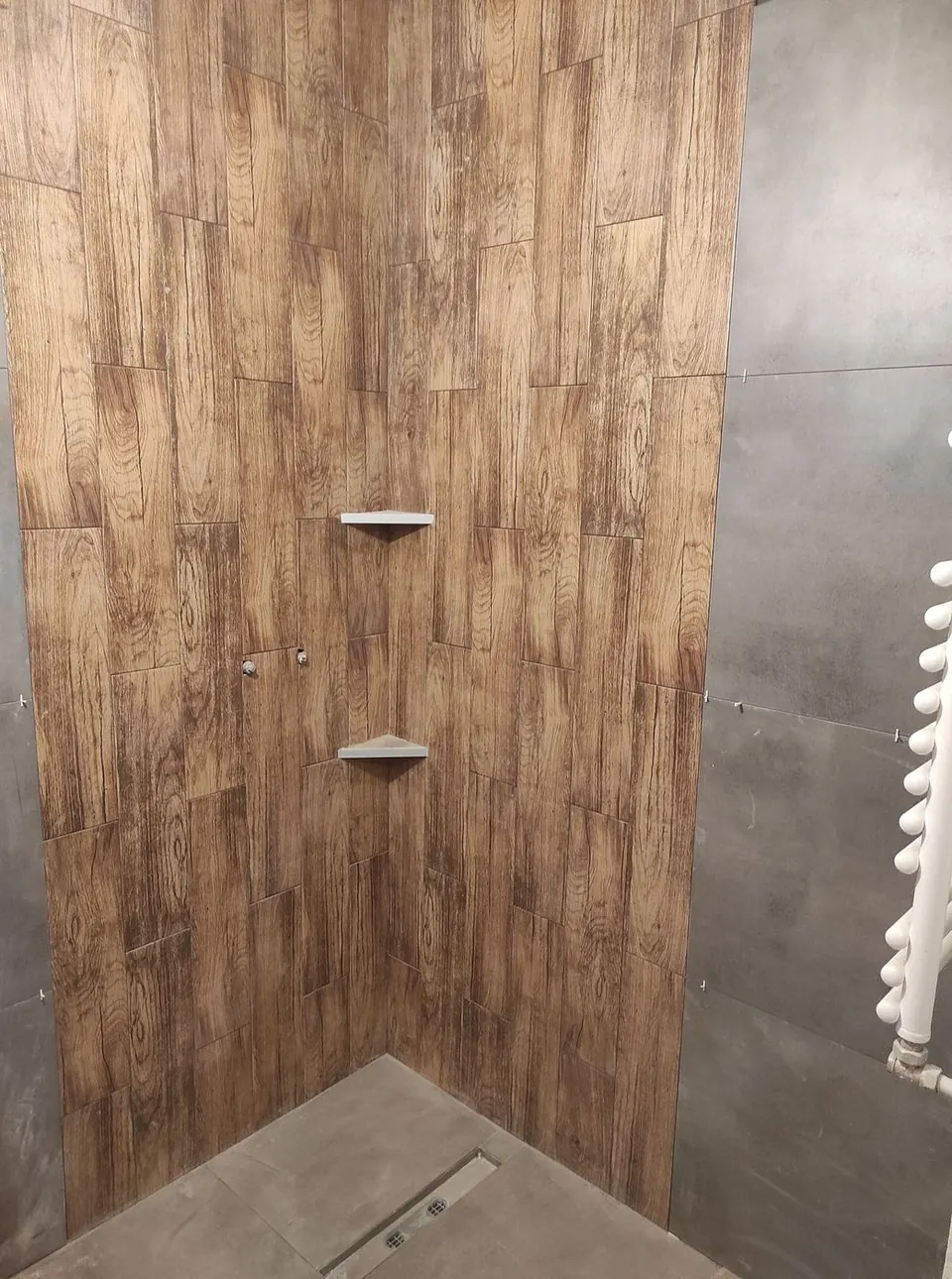 Prysznic walk-in z odpływem liniowym