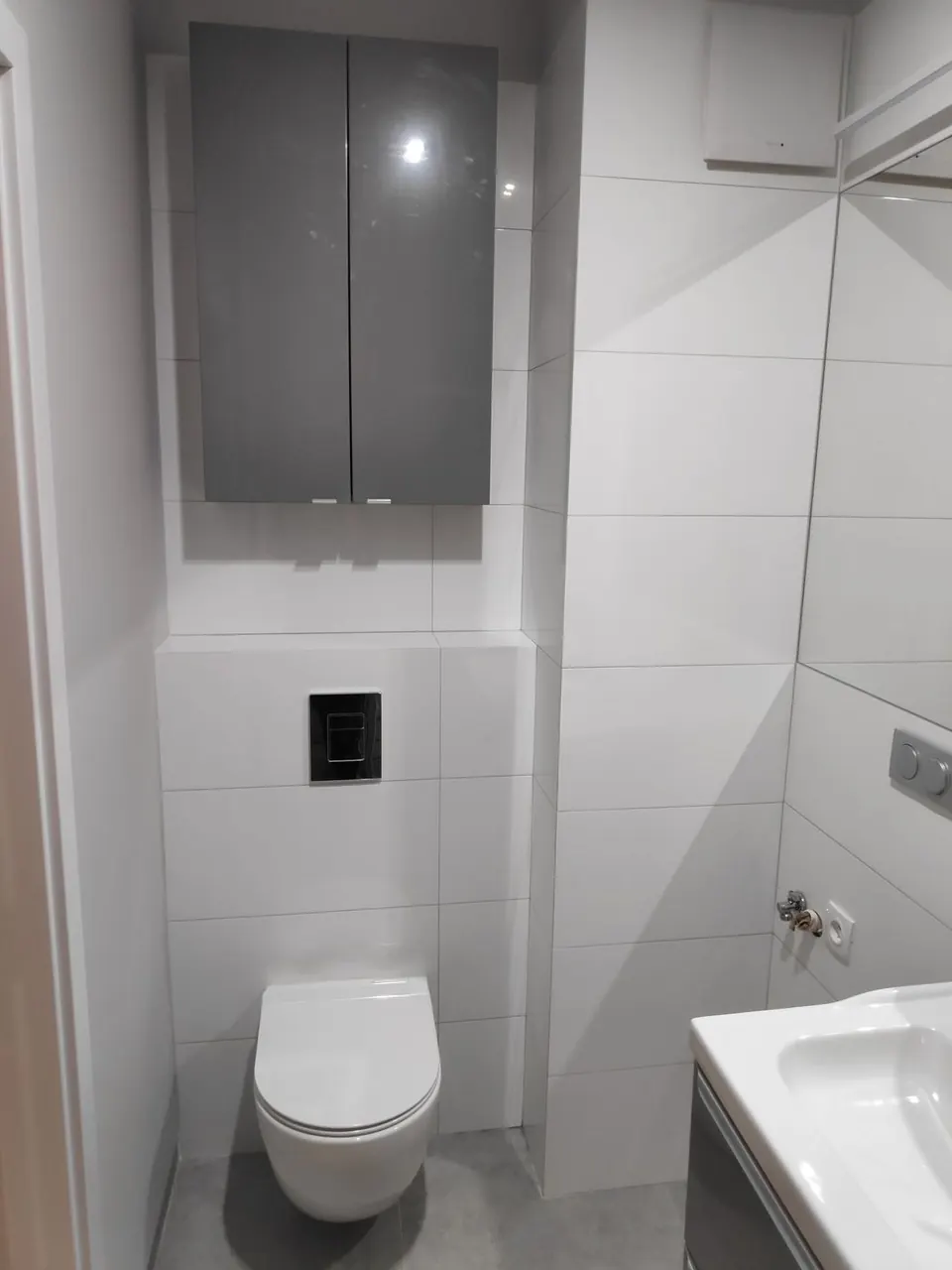 Zabudowa stelaża WC z płytek z półką